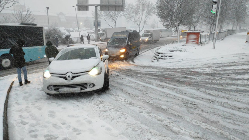 İstanbul'da kar yağışı sabah bir anda bastırdı! Araçlar yolda kaldı vatandaş işe zor gitti - Resim: 2
