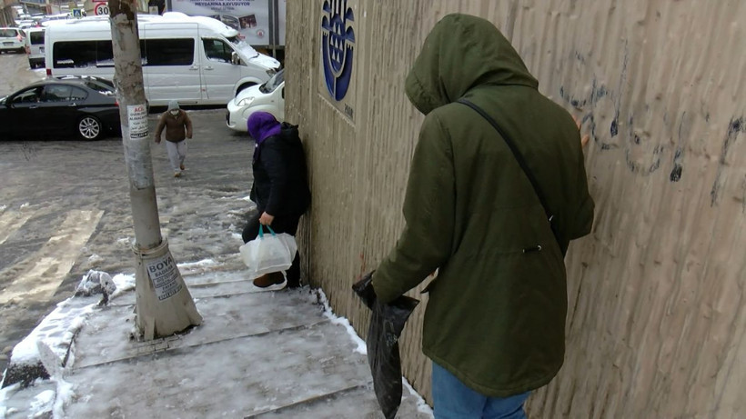 İstanbul'da kar yağışı sabah bir anda bastırdı! Araçlar yolda kaldı vatandaş işe zor gitti - Resim: 4
