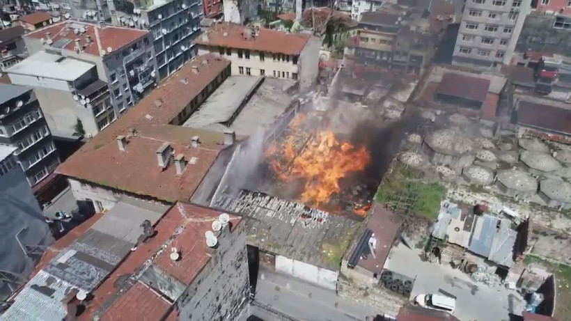 Fatih'te emniyetin deposunda yangın çıktı! Patlamalar yaşandı - Resim: 4