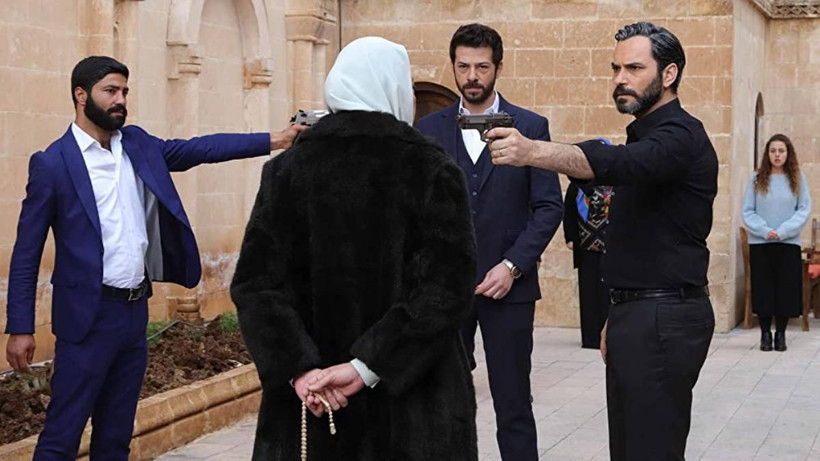 Hercai oyuncusu Emrullah Omay arkadaşlarıyla seti bastı silahlar çekildi - Resim: 1