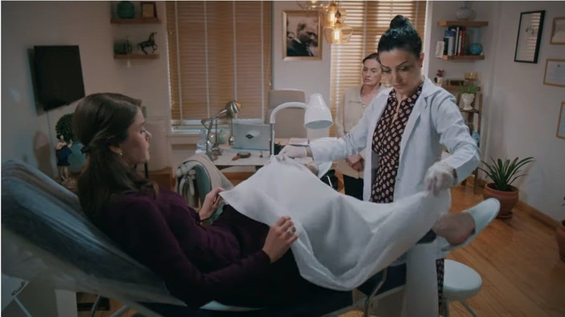 Burcu Biricik'i Camdaki Kız'ın bekaret sahnesi yaktı Hazal Kaya akıllara geldi - Resim: 3