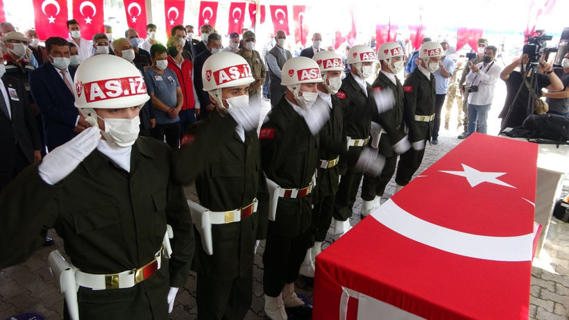 Osmaniye Şehit Mustafa Çalım'ı son yolculuğa uğurladı! Gözyaşları sel oldu - Resim: 3