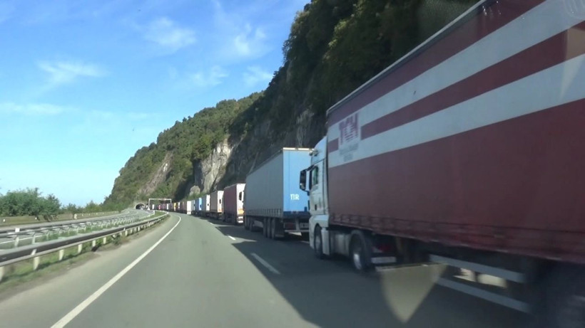 Artvin'in Sarp Sınır Kapısı'nda 15 kilometrelik TIR kuyruğu - Resim: 1