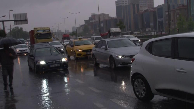 İstanbul'a karanlık çöktü! Şiddetli yağmur trafiği felç etti vatandaş kaçış başlattı - Resim: 4