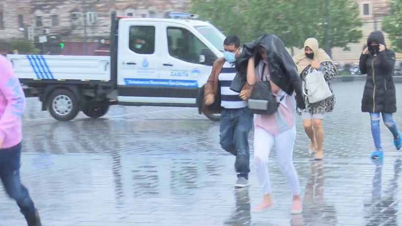 İstanbul'a karanlık çöktü! Şiddetli yağmur trafiği felç etti vatandaş kaçış başlattı - Resim: 1