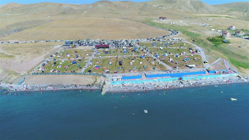 Van Gölü'nün mavi bayraklı plajı berraklığını koruyor - Resim: 2