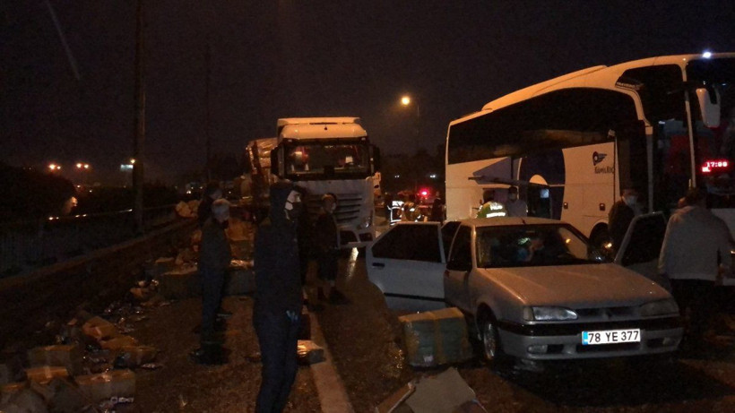 TEM'de 26 aracın birbirine girdiği feci kaza! İstanbul yönü trafiğe kapandı - Resim: 2