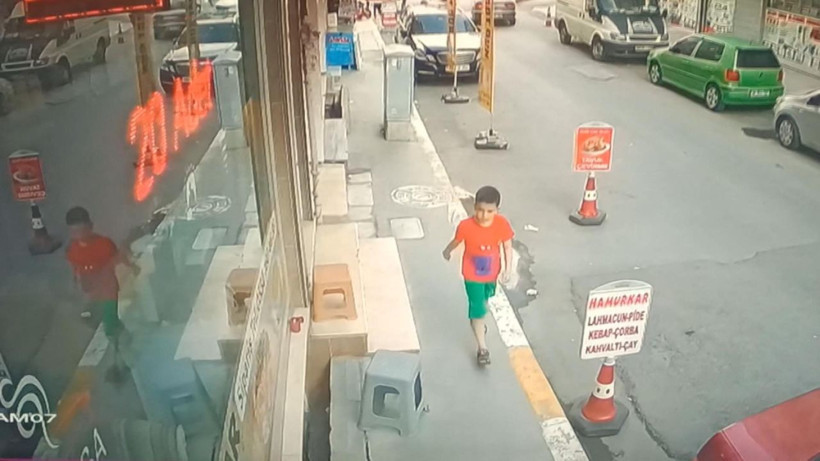 Esenyurt'ta kaldırımda yürüyen çocuk 10 metre boşluğa düşüp öldü - Resim: 1