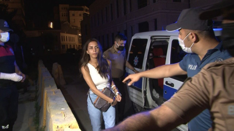 Kafasında şişe kırıldı 7'si polis 12 kişiyi bıçakladı! Yasak Elma yıldızı Ayşegül Çınar gözaltına alındı - Resim: 3