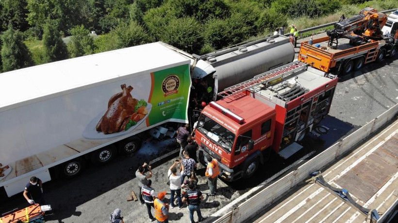 TEM Otoyolu'nda zincirleme korkunç kaza! Tanker, tıra ok gibi saplandı: 1 kişi öldü - Resim: 2