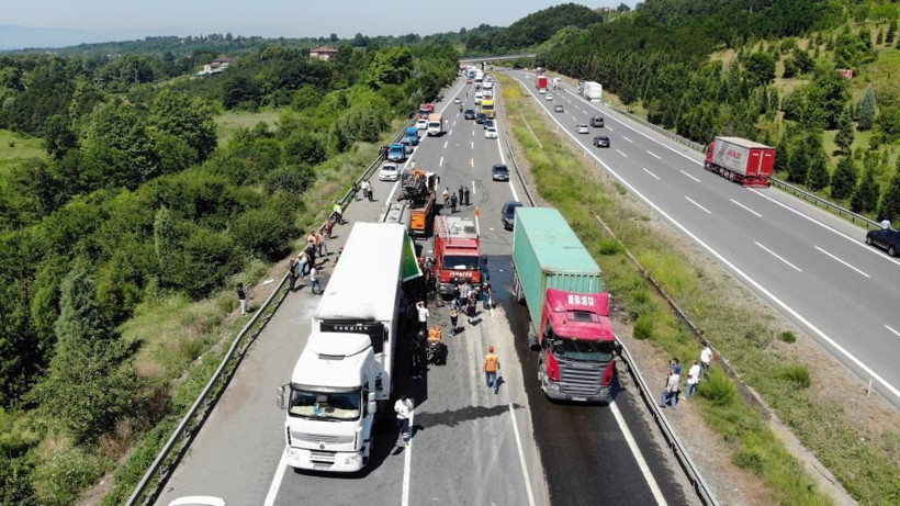 TEM Otoyolu'nda zincirleme korkunç kaza! Tanker, tıra ok gibi saplandı: 1 kişi öldü - Resim: 1