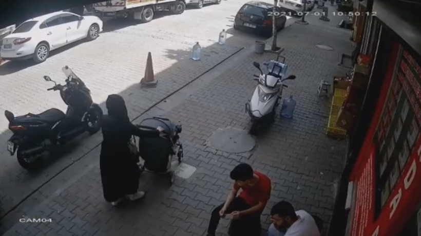 Anne bebek arabasından çocuğunu düşürdü üstüne basınca fark etti - Resim: 1