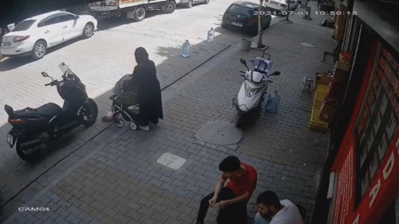 Anne bebek arabasından çocuğunu düşürdü üstüne basınca fark etti - Resim: 3