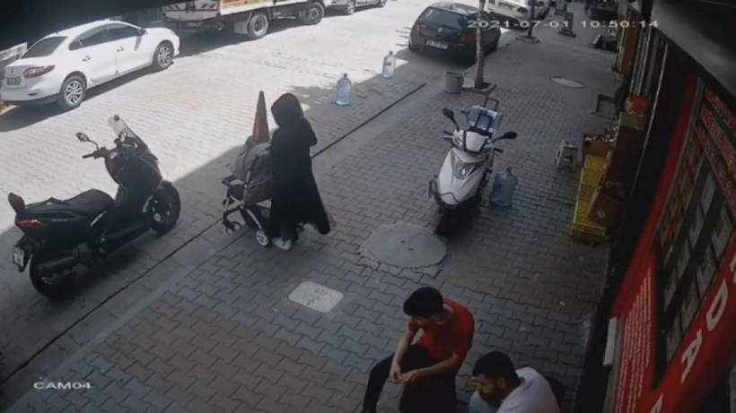 Anne bebek arabasından çocuğunu düşürdü üstüne basınca fark etti - Resim: 2