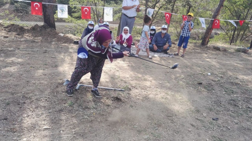 Denizli'de zengin sporu golf köylülerin eğlencesi oldu şalvarlı şampiyonlar - Resim: 1