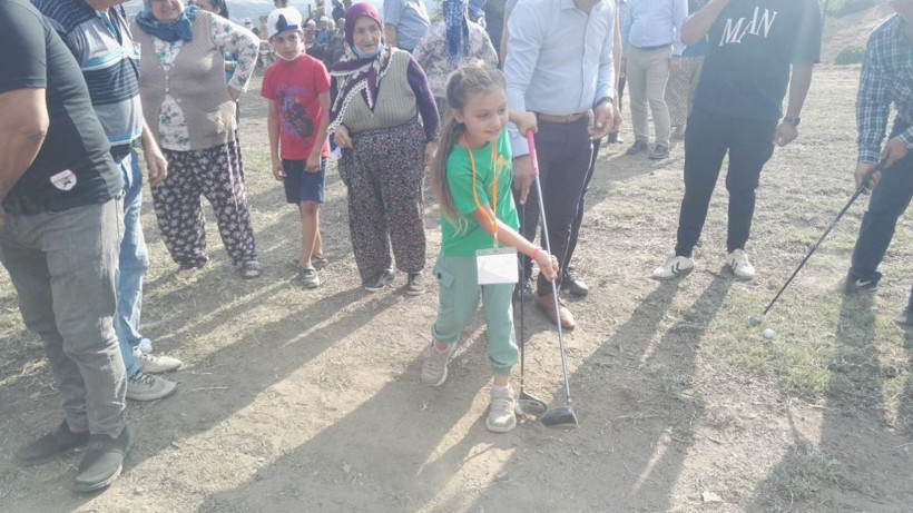 Denizli'de zengin sporu golf köylülerin eğlencesi oldu şalvarlı şampiyonlar - Resim: 2