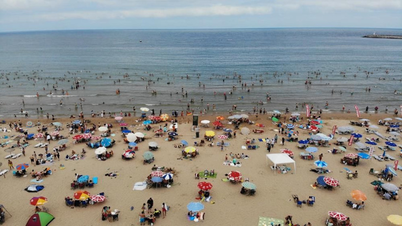 İstanbullular Şile plajlarına akın etti! Adım atacak yer kalmadı - Resim: 2