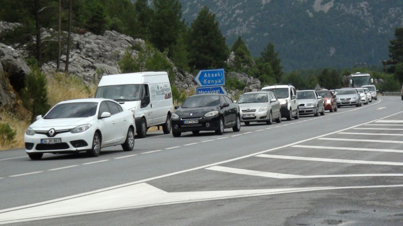 Bayram dönüşü çilesi başladı! Kilometrelerce kuyruk oluştu Antalya Muğla Çanakkale Samsun'da trafik kilitlendi - Resim: 1