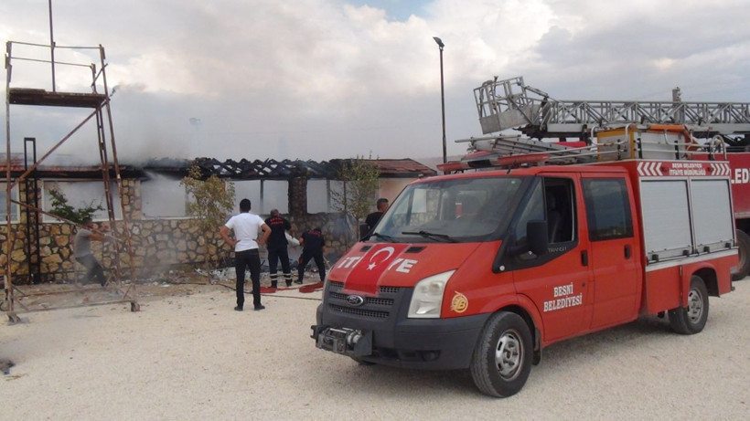 Adıyaman'da türkücü Latif Doğan'ın düğün salonu yandı - Resim: 3