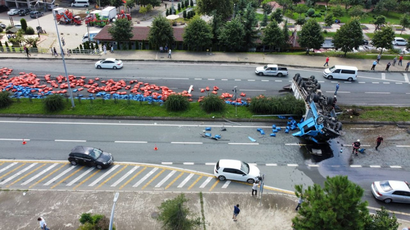 Trabzon'da TIR dehşeti! Lastiği patlayınca karşı şeride geçip cipe çarptı can kaybı var - Resim: 4