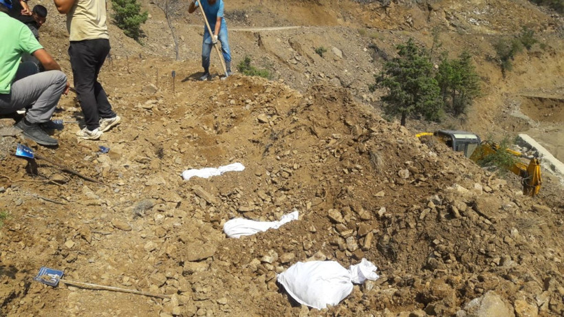 Artvin'de 10 yıl sonra eşini yeniden defnetti kemiklerini toplarken gözyaşlarına boğuldu - Resim: 1