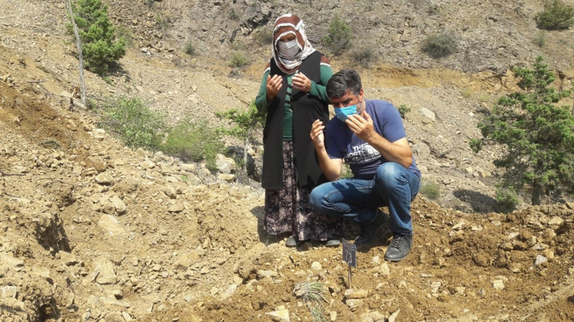Artvin'de 10 yıl sonra eşini yeniden defnetti kemiklerini toplarken gözyaşlarına boğuldu - Resim: 2