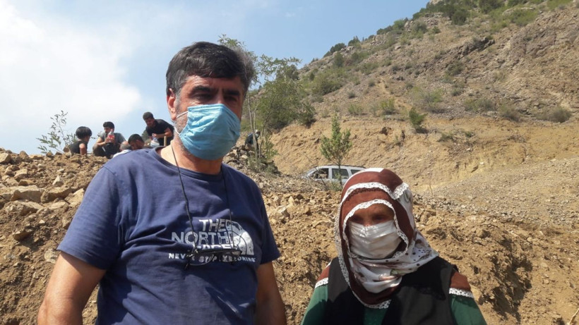 Artvin'de 10 yıl sonra eşini yeniden defnetti kemiklerini toplarken gözyaşlarına boğuldu - Resim: 3