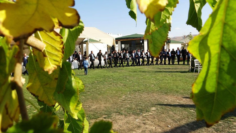 Aşiret düğününde damada 3,4 milyon TL geline ise kilolarca altın takıldı - Resim: 2