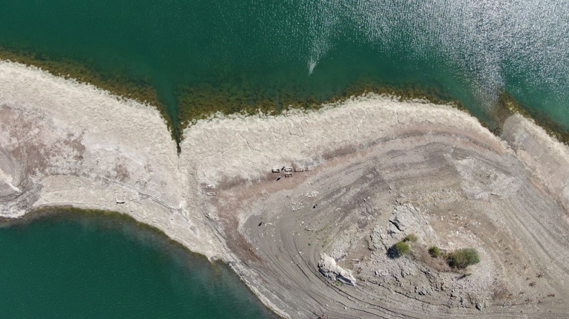 Sivas'ta ürküten görüntüler! Sular çekilince gün yüzüne çıktı: Tamamı çıkacak gibi görünüyor - Resim: 1