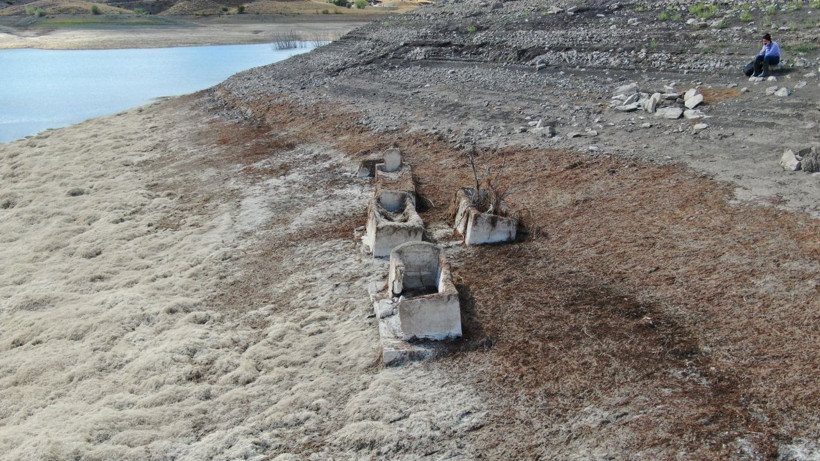 Sivas'ta ürküten görüntüler! Sular çekilince gün yüzüne çıktı: Tamamı çıkacak gibi görünüyor - Resim: 2