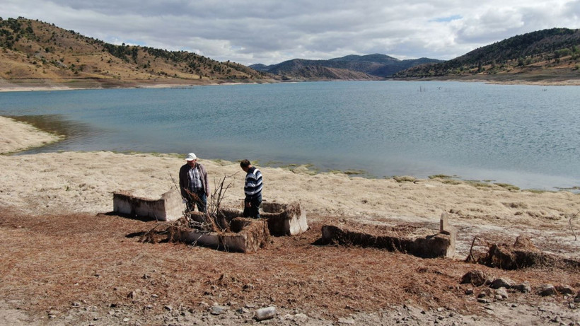 Sivas'ta ürküten görüntüler! Sular çekilince gün yüzüne çıktı: Tamamı çıkacak gibi görünüyor - Resim: 4