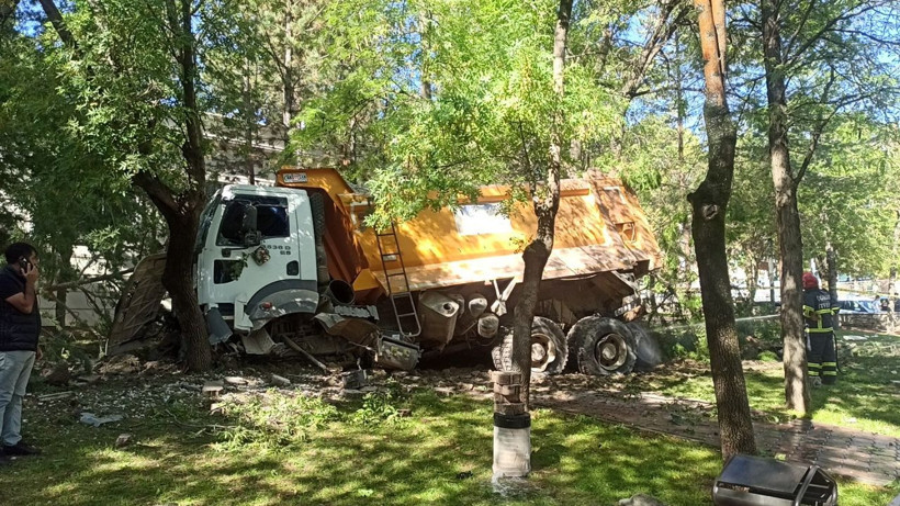 Çorum'da kamyonun freni boşaldı ortalık toz duman oldu: Acı bir korna sesiydi - Resim: 2