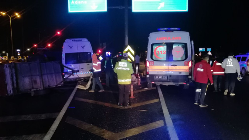 Mevsimlik tarım işçilerini taşıyan minibüs tıra arkadan çarptı: 2’si bebek 17 yaralı - Resim: 2