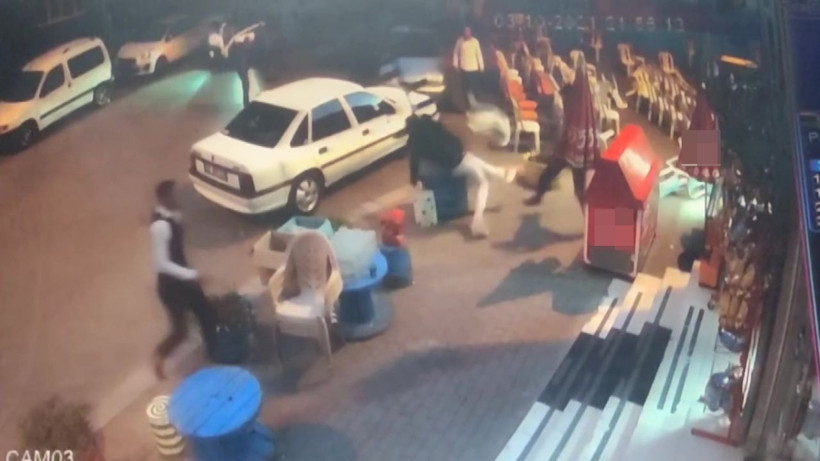 Denizli'de tüfekle düğünü bastı, davetliler kaçacak yer aradı - Resim: 1