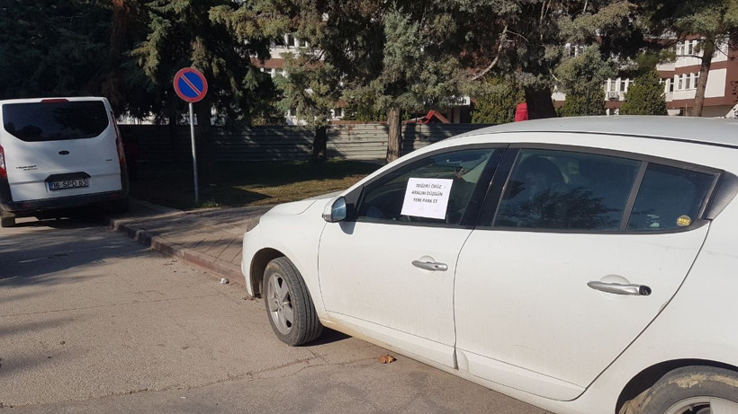 Yaya yoluna park edilen sürücüye öyle bir not yazdı ki görenin ağzı açık kaldı! - Resim: 2