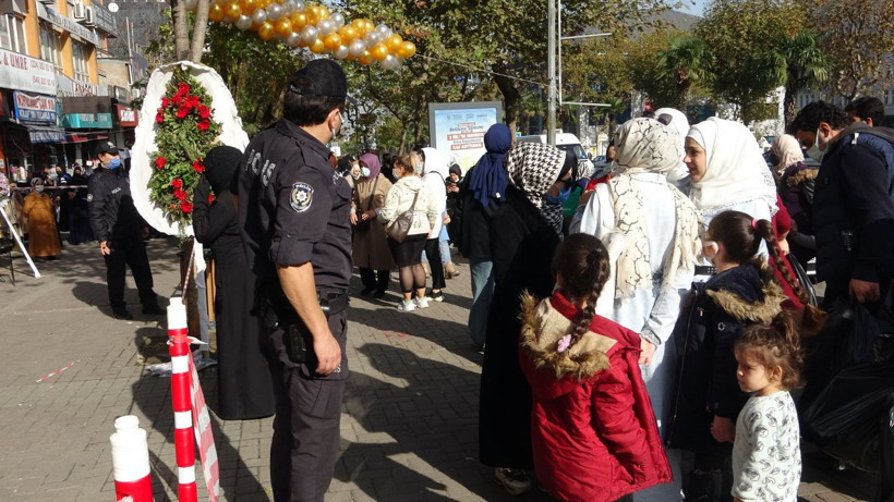 Bursa'da bir mağazada indirim izdihamı! Alışveriş yaparken çocuğunu unuttu 45 dakika aradı - Resim: 3