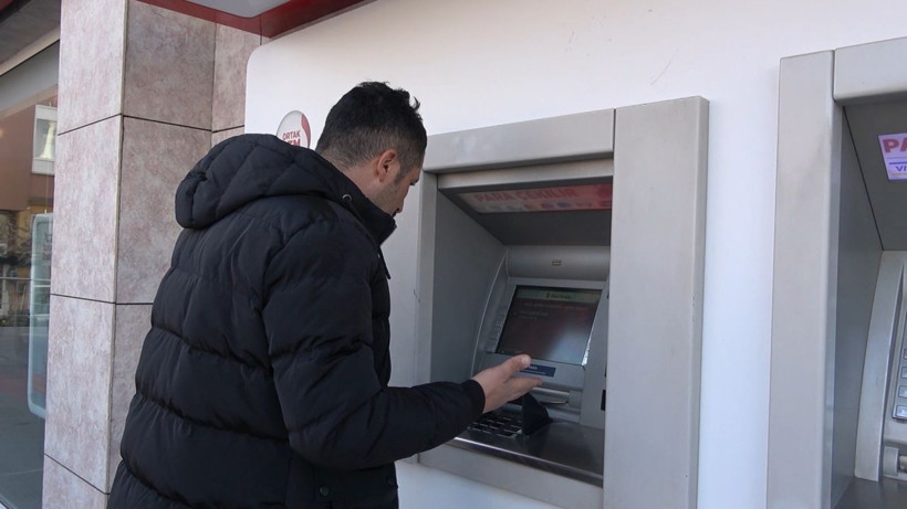 Hesabına yanlışlıkla 600 bin lira yatırıldı! "Bankamatiği gördüm 10 saniye dünya durdu" - Resim: 1