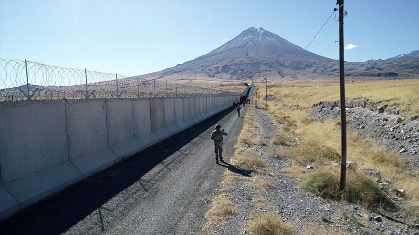 İran sınırındaki güvenlik duvarı Mehmetçik'e kalkan terörist ve kaçakçılara set oluyor - Resim: 1