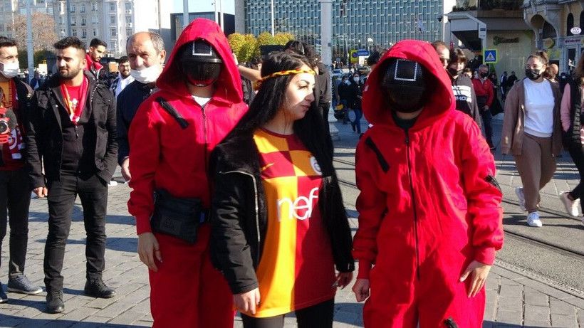 Güneşli havayı fırsat bilen akın etti! İstanbul İstiklal Caddesi'nde salgın unutuldu - Resim: 2