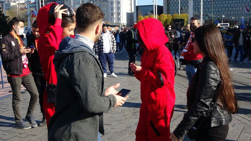 Güneşli havayı fırsat bilen akın etti! İstanbul İstiklal Caddesi'nde salgın unutuldu - Resim: 4