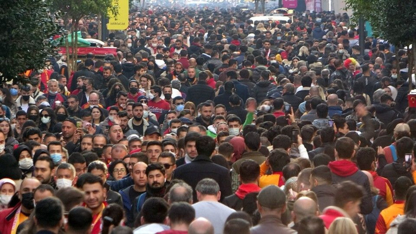 Güneşli havayı fırsat bilen akın etti! İstanbul İstiklal Caddesi'nde salgın unutuldu - Resim: 3