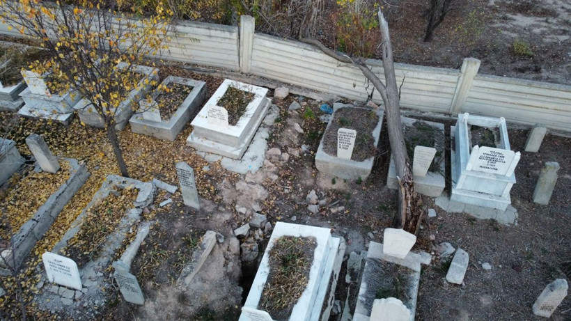 Afyonkarahisar'da mezarlıkta görenleri korkutan görüntü! Tüyler ürpertti - Resim: 2