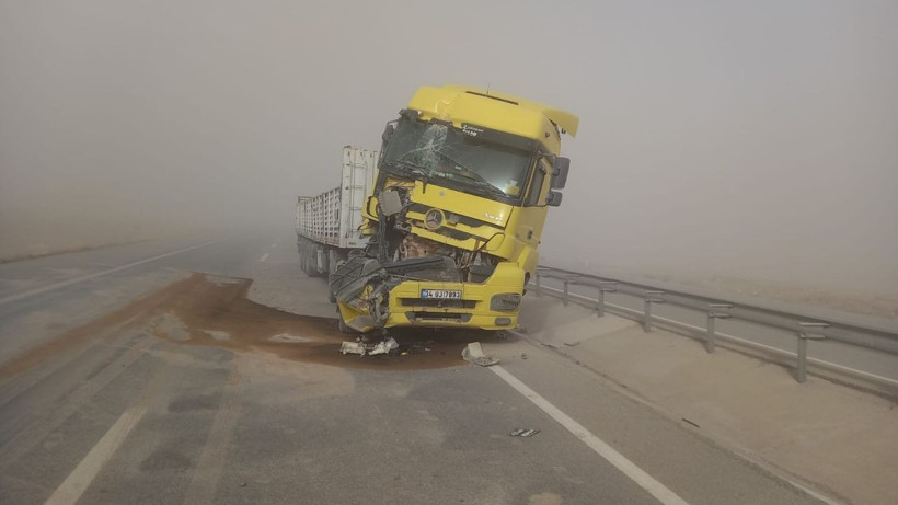 Kum fırtınası şehirleri dağıttı araçlar kaza yaptı göz gözü görmedi kara yolu kapandı! - Resim: 4