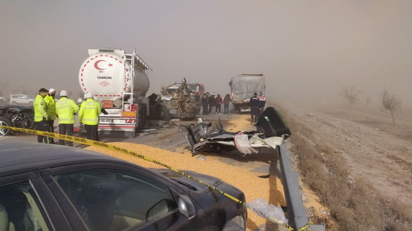 Kum fırtınası şehirleri dağıttı araçlar kaza yaptı göz gözü görmedi kara yolu kapandı! - Resim: 3