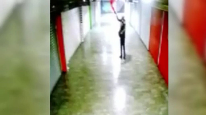 İstanbul Karaköy'de Türk bayrağını koparan şahsa esnaftan dayak - Resim: 1