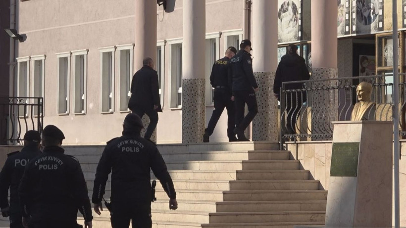 Samsun'da ilkokul öğretmeninden öğrencilere taciz! Veliler okulu bastı :Tayt giyin diyormuş - Resim: 4