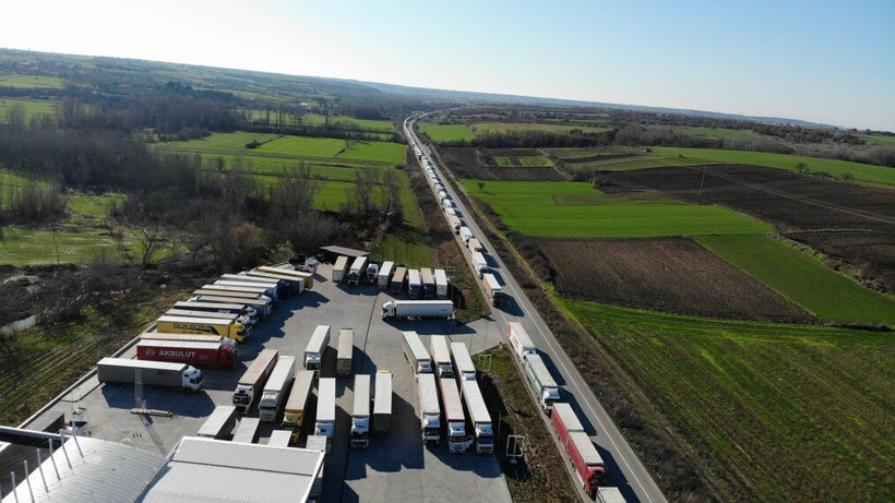 Ucu bucağı gözükmüyor! Edirne sınırında 35 kilometrelik kuyruk: 2-3 bin euro arası ceza yazılıyor - Resim: 1