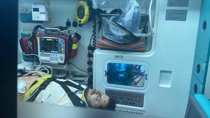  Bakırköy’de virajı alamayan otomobil direkte asılı kaldı! Gören gözlerine inanamadı - Resim: 1