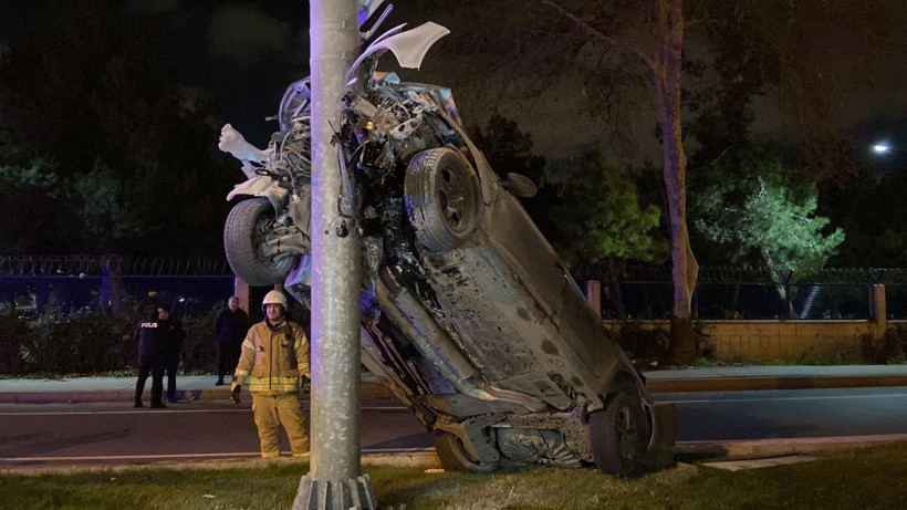  Bakırköy’de virajı alamayan otomobil direkte asılı kaldı! Gören gözlerine inanamadı - Resim: 2
