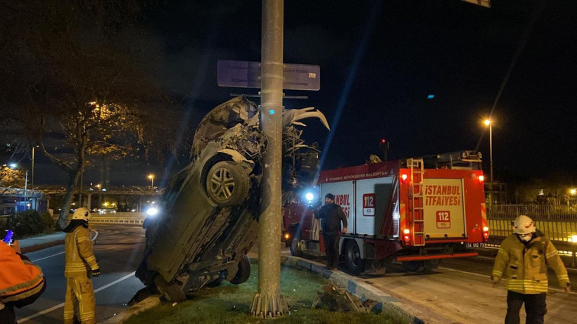  Bakırköy’de virajı alamayan otomobil direkte asılı kaldı! Gören gözlerine inanamadı - Resim: 3